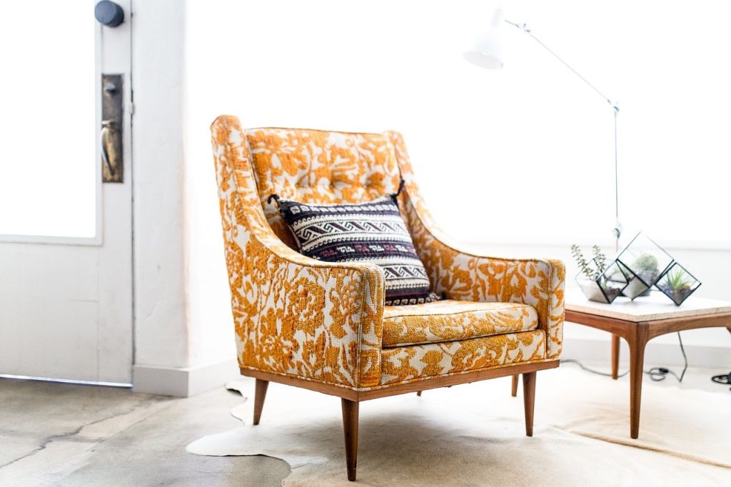 pomarańczowo musztardowy fotel do salonu