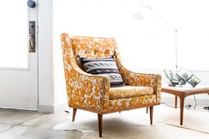 pomarańczowo musztardowy fotel do salonu