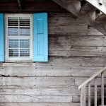 stare rolety i okiennice w drewnianym domu